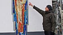 Das Mosaik wurde ausgesägt und in die Fassade des neuen Mehrzweckraums eingebaut.