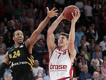 Ali Nikolic (mit Ball) zieht gegen Barry Stewart zum Korb, Foto: Daniel Löb