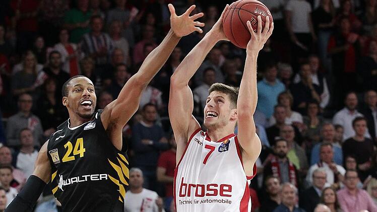 Ali Nikolic (mit Ball) zieht gegen Barry Stewart zum Korb, Foto: Daniel Löb