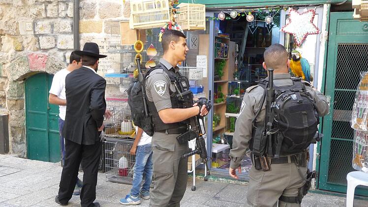 Alltag in Jerusalem: Militär und Religion dicht nebeneinander. Spannend, dass alle gemeinsam zum Verkauf ausgestellte Vögel betrachten. Foto: irfe