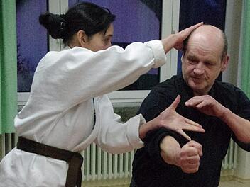 Vorsitzende Heike Bittner beim Training mit Trainer Alfred Busse im Reitscher Mehrzweckraum. Foto: Marco Meißner