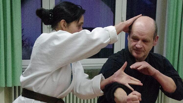 Vorsitzende Heike Bittner beim Training mit Trainer Alfred Busse im Reitscher Mehrzweckraum. Foto: Marco Meißner