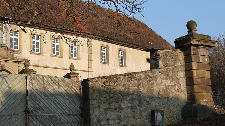 Das Schloss in Ebenhausen soll zu Wohnzwecken umgestaltet werden. Der Gemeinderat stimmte ohne Diskussion den Plänen der Besitzer zu. Foto: Martina Straub