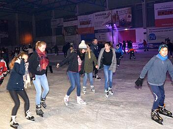 Erstmals veranstalteten die "Wölfe", also der Kissinger Eishockeyclub, die Eisdisco und das mit vollem Erfolg.  Kurz vor 20 Uhr waren bereits über 400 Läufer und Läuferinnen aller Altersklassen auf dem Eis.