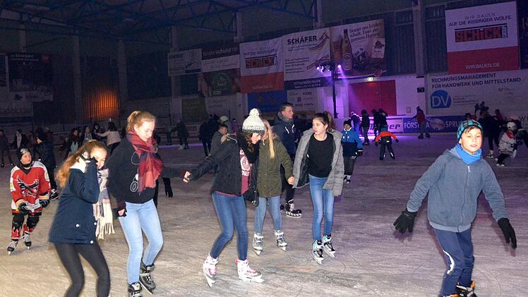 Erstmals veranstalteten die "Wölfe", also der Kissinger Eishockeyclub, die Eisdisco und das mit vollem Erfolg.  Kurz vor 20 Uhr waren bereits über 400 Läufer und Läuferinnen aller Altersklassen auf dem Eis.