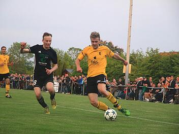 Wollbachs Jonas Kirchner dringt gegen Urspringens David Heuring in den  Strafraum ein.   Johannes Wolf