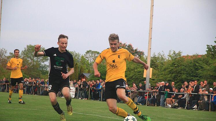 Wollbachs Jonas Kirchner dringt gegen Urspringens David Heuring in den  Strafraum ein.   Johannes Wolf