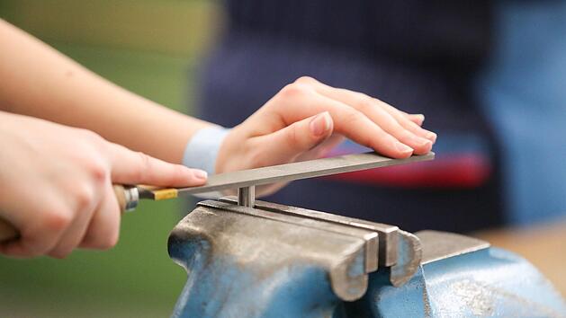 Spezialisten im Metallbau und Schwei&szlig;technik sowie in der Informatik werden in unserer Region dringend gesucht. Felix K&auml;stle/dpa