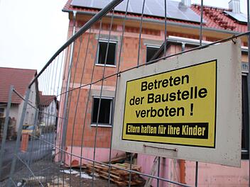 Selbst in der Hammelburger Altstadt, wie hier gegenüber dem Baderturm, entstehen neue Eigenheime. Foto: Ralf Ruppert