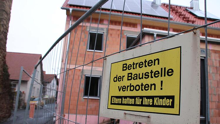 Selbst in der Hammelburger Altstadt, wie hier gegenüber dem Baderturm, entstehen neue Eigenheime. Foto: Ralf Ruppert