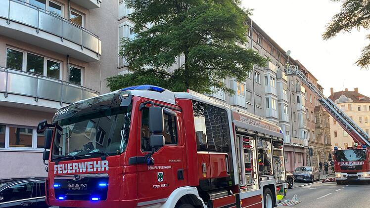 Wohnungsbrand in Mehrfamilienhaus in F&uuml;rth: Eine tote Person geborgen
