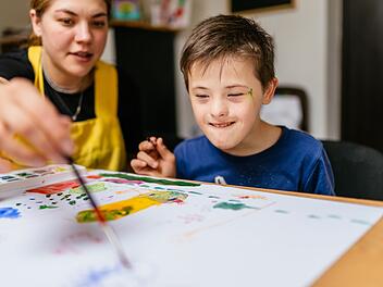 FXS ist nicht heilbar, Fachleute und Eltern selbst können Kinder aber in der Entwicklung unterstützen.