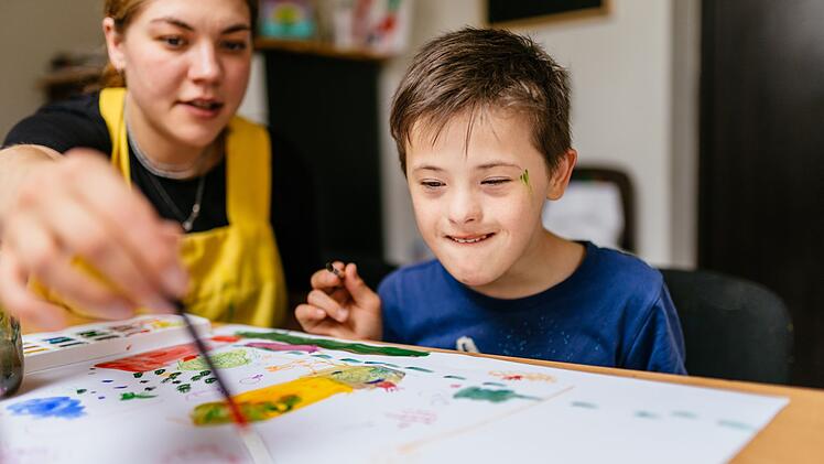 FXS ist nicht heilbar, Fachleute und Eltern selbst können Kinder aber in der Entwicklung unterstützen.