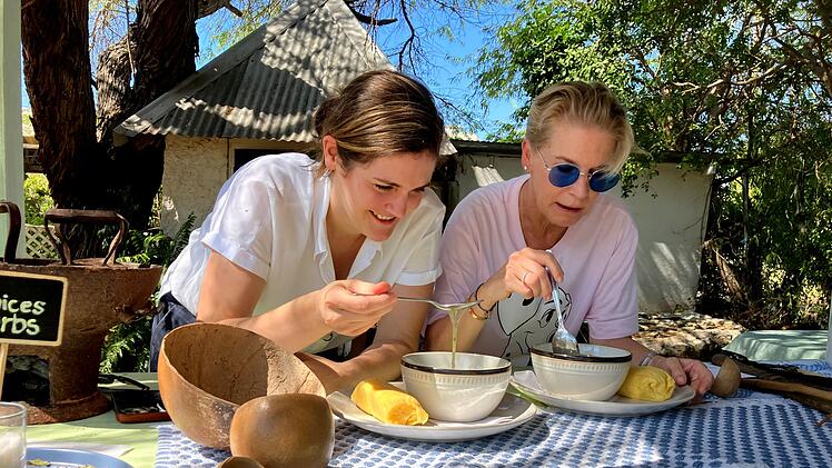Auf Cura&ccedil;ao werden Viktoria Fuchs und Cornelia Poletto mit Kaktussuppe konfrontiert.