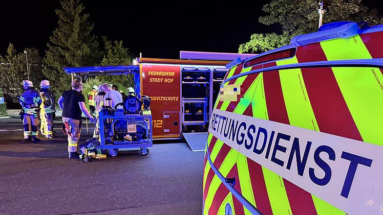Gefahrguteinsatz bei Spedition in Hof: Stark &Auml;tzender Stoff ausgelaufen