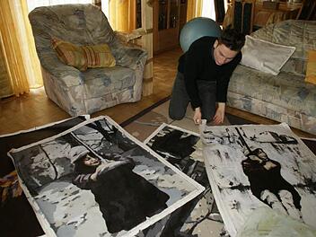 Noch allerhand zu tun hat Christopher Hartmann bis zur Vernissage am Freitag, 5. April. Ehe seine Ausstellung in Bamberg eröffnet wird, müssen alle Gemälde wieder auf die Keilrahmen. Für den Transport von Barcelona nach Trossenfurt mussten sie demontiert werden. Foto: sw