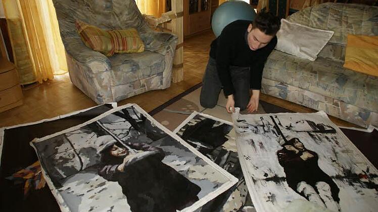 Noch allerhand zu tun hat Christopher Hartmann bis zur Vernissage am Freitag, 5. April. Ehe seine Ausstellung in Bamberg eröffnet wird, müssen alle Gemälde wieder auf die Keilrahmen. Für den Transport von Barcelona nach Trossenfurt mussten sie demontiert werden. Foto: sw