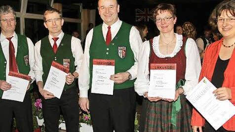 Urkunden für Roland Hügel, Stefan Schaller, Herbert Rauschmann, Karin Leitschuh und Christine Huppmann