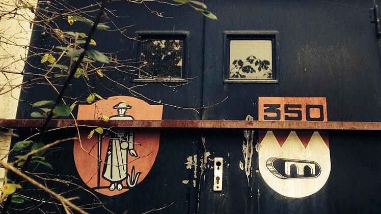 Alte Wappen an der ehemaligen Rhönkaserne. Foto: Sebastian Schmitt-Mathea