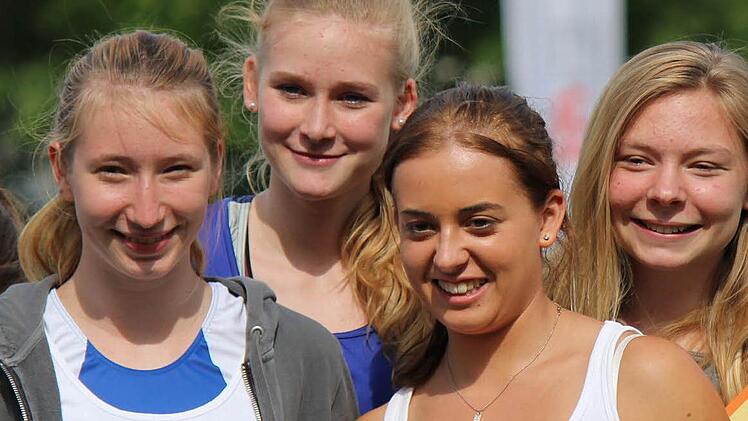 Das erfolgreiche Staffelquartett der U18-Mädchen der LG Forchheim, die sich bei der Siegerehrung über ihren Sieg freuten. Von links nach rechts: Johanna Schmidtscheck, Caroline Schmitt, Theresa Mühlböck und Julia Erdmann.