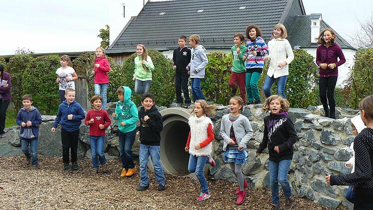 Theo, Theo ist fit" fordere die Vierte um Stephanie Leutheußer zum Mitmachen auf. Foto: Klaus-Peter Wulf