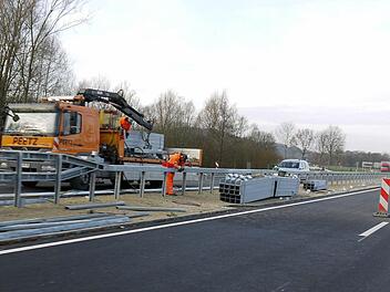 Die Bauarbeiten auf der B 4 liegen in den letzten Zügen. Eine Fachfirma ist derzeit im Auftrag des Staatlichen Bauamtes Bamberg dabei, auf den letzten fehlenden Abschnitt südlich von Coburg die Leitplanken anzubringen. Nächste Woche soll die Straße für den Verkehr freigegeben werden.  Foto: Berthold Köhler