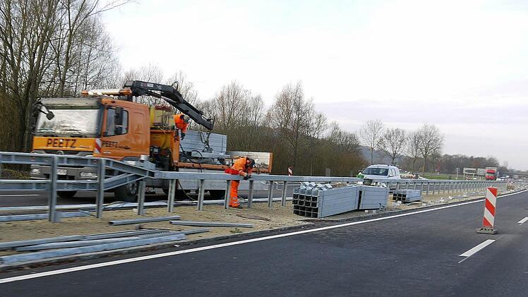 Die Bauarbeiten auf der B 4 liegen in den letzten Zügen. Eine Fachfirma ist derzeit im Auftrag des Staatlichen Bauamtes Bamberg dabei, auf den letzten fehlenden Abschnitt südlich von Coburg die Leitplanken anzubringen. Nächste Woche soll die Straße für den Verkehr freigegeben werden.  Foto: Berthold Köhler