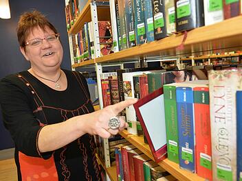 Für Christiane Weiß, Leiterin der Bamberger Stadtbücherei, ist klar: Auch ein E-Book ist ein Buch. Foto: Ronald Rinklef