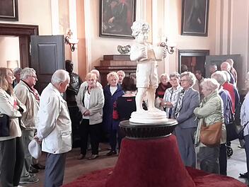 Die Bad Brückenauer Senioren fuhren zum Bad Kissinger Museum: Die Gäste aus der Rhön informierten sich bei ihrem Rundgang durch die Bismarck-Ausstellung. Foto: Rolf Pralle