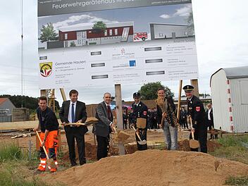 Gemeinsam wurde der symbolische erste Spatenstich vorgenommen (von links): Bauhofleiter Michael Stark, Landrat Hermann Ulm, Bürgermeister Gerd Zimmer, Kommandant Siegfried Iglhaut, Architekt Volker Rosbigalle und Kreisbrandrat Oliver Flake. Foto: Mathias Erlwein