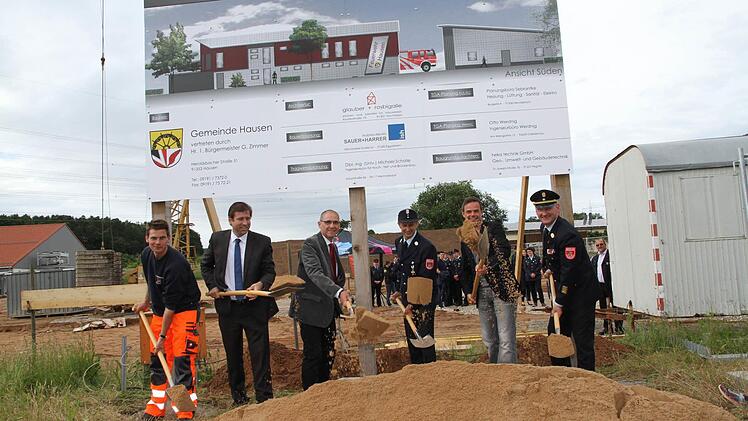 Gemeinsam wurde der symbolische erste Spatenstich vorgenommen (von links): Bauhofleiter Michael Stark, Landrat Hermann Ulm, Bürgermeister Gerd Zimmer, Kommandant Siegfried Iglhaut, Architekt Volker Rosbigalle und Kreisbrandrat Oliver Flake. Foto: Mathias Erlwein