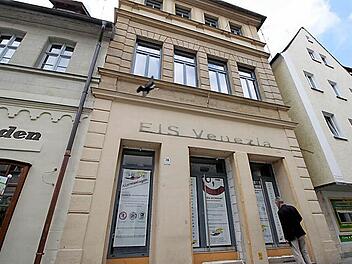Die neu eingebauten Fenster auf der Seite zur Hauptstraße sind noch immer verklebt.  Fotos: Andreas Oswald
