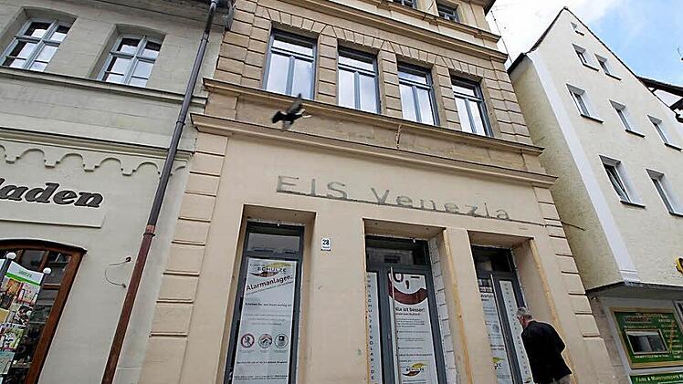 Die neu eingebauten Fenster auf der Seite zur Hauptstraße sind noch immer verklebt.  Fotos: Andreas Oswald