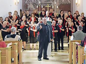 Ein eindrucksvolles Konzert gab der Gospelchor "Good News" in der evangelischen Dreieinigkeitskirche.  Foto: Andreas Welz