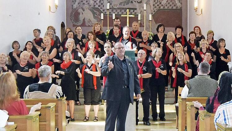 Ein eindrucksvolles Konzert gab der Gospelchor "Good News" in der evangelischen Dreieinigkeitskirche.  Foto: Andreas Welz