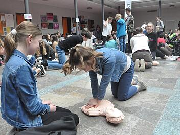 Jeder Handgriff sitzt: Die Schülerinnen und Schüler hatten die Erste-Hilfe-Maßnahmen vor zwei Wochen gelernt und zeigten sie jetzt ihren Mitschülern. Agnes Brath