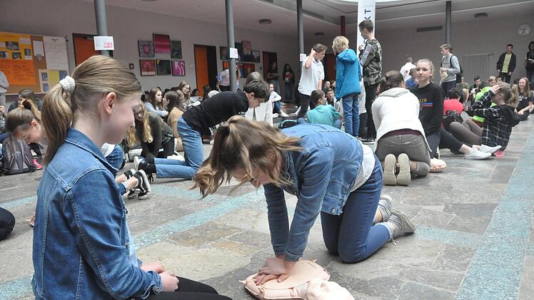 Jeder Handgriff sitzt: Die Schülerinnen und Schüler hatten die Erste-Hilfe-Maßnahmen vor zwei Wochen gelernt und zeigten sie jetzt ihren Mitschülern. Agnes Brath