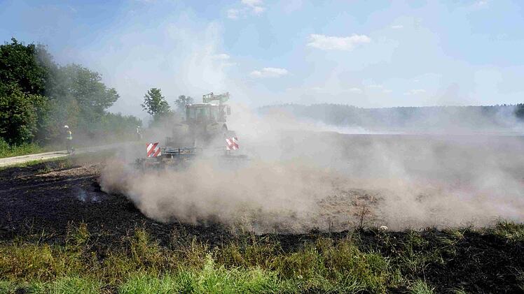 Ein Landwirt pflügte die Glutnester unter.   Foto: Richard Sänger