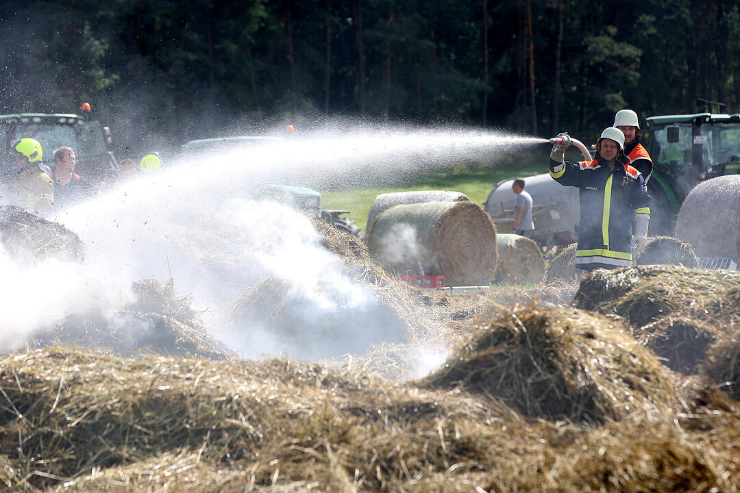 Spektakuläre Löschaktion im Kreis Forchheim: 100 Stroh- und Heuballen brennen