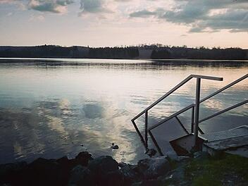 Am Untreusee im S&uuml;den der Stadt Hof suchten Rettungskr&auml;fte am Mittwoch nach einem vermissten Badegast. Foto: Marybt/infrankenpix