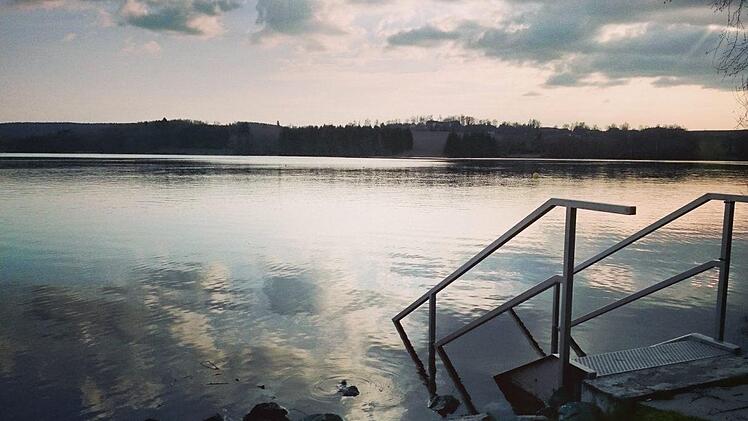 Am Untreusee im S&uuml;den der Stadt Hof suchten Rettungskr&auml;fte am Mittwoch nach einem vermissten Badegast. Foto: Marybt/infrankenpix