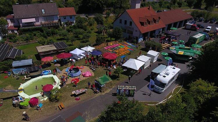Eine Drohnenaufnahme zeigt die Spa-Oase auf Gerodas Festplatz aus der Vogelperspektive.     Holger Knauer