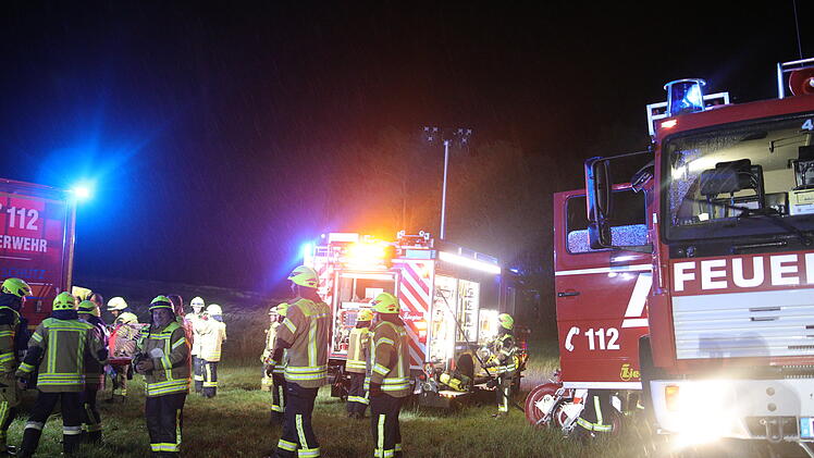 Ballenpresse fängt Feuer: Flammen greifen auf Feld über