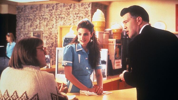 David Lynch gibt seinen Stars M&auml;dchen Amick und Catherine E. Coulson (links) Anweisungen.