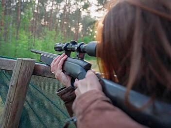 Immer mehr junge Menschen begeistern sich f&uuml;r die Jagd - darunter viele Frauen, wie die ARD-Doku "Schie&szlig;en, t&ouml;ten, posten" aufzeigt.