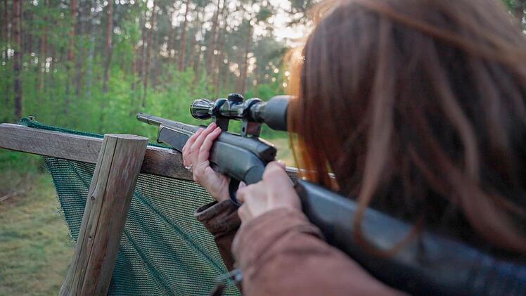 Immer mehr junge Menschen begeistern sich f&uuml;r die Jagd - darunter viele Frauen, wie die ARD-Doku "Schie&szlig;en, t&ouml;ten, posten" aufzeigt.