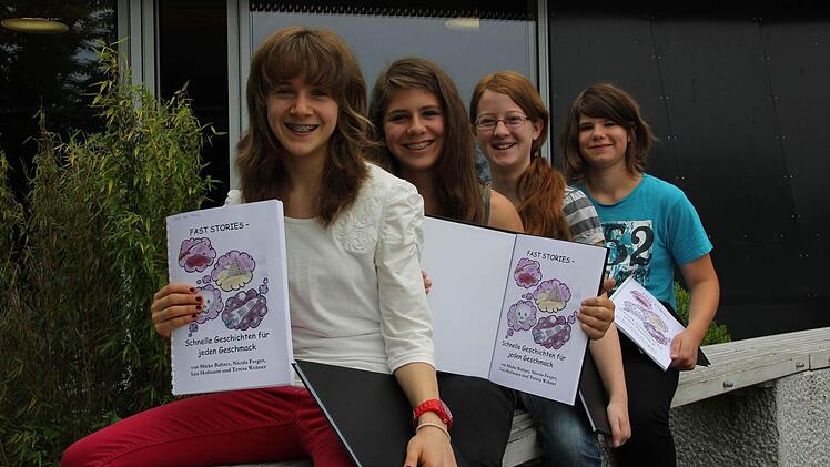Teresa, Lea, Nicola und Mieke (von links) haben ein Schuljahr lang kreativ miteinander gearbeitet und zusammen fantastische Kurzgeschichten geschrieben.  Foto: Katja Kölbl