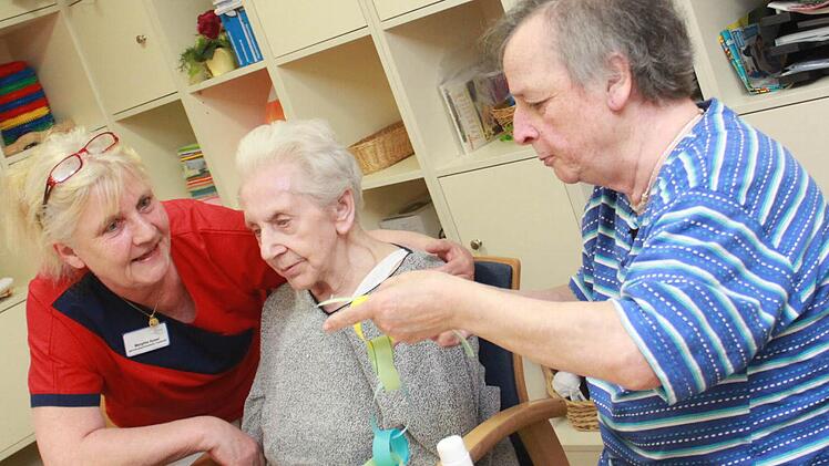 Margitta Appel bastelt mit den Bewohnern. Foto: shx