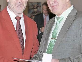 Hohe Auszeichnung: Michael Busch überreicht an Gerhard Lehrfeld (rechts) den Silbertaler des Landkreises., Foto: Berthold Köhler