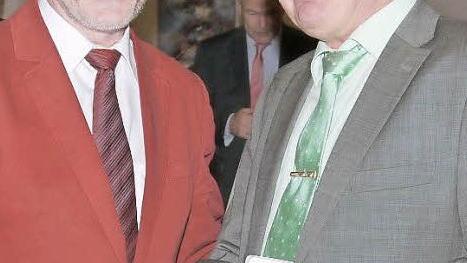 Hohe Auszeichnung: Michael Busch überreicht an Gerhard Lehrfeld (rechts) den Silbertaler des Landkreises., Foto: Berthold Köhler